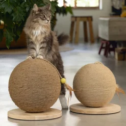 Designet af Lotte kradsebold i træ Balty M