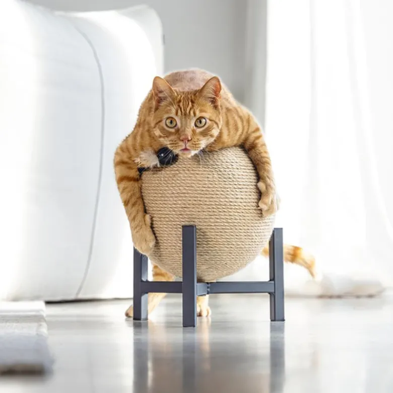 Designet af Lotte Met kradsebold Tyra