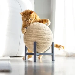 Designet af Lotte Met kradsebold Tyra