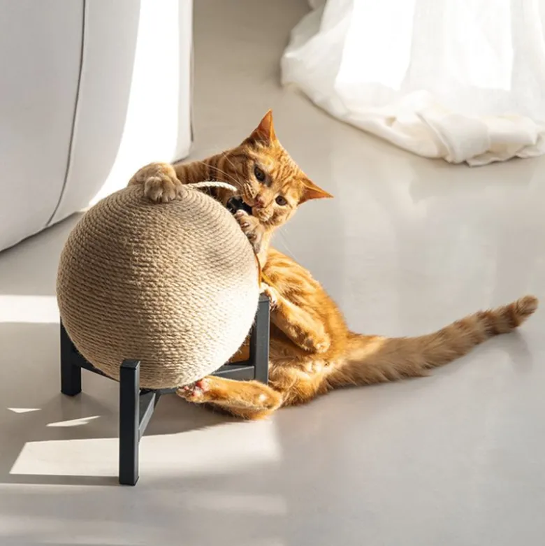 Designet af Lotte Met kradsebold Tyra
