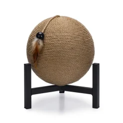 Designet af Lotte Met kradsebold Tyra