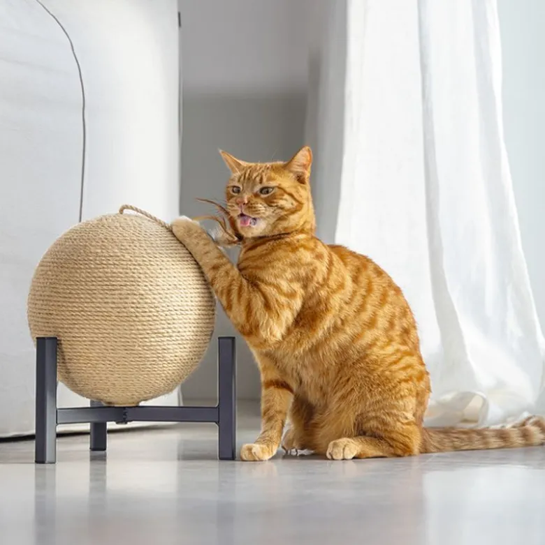 Designet af Lotte Met kradsebold Tyra