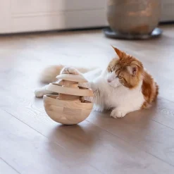 Designet af Lotte Neya kattelegetøj i træ