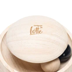 Designet af Lotte Neya kattelegetøj i træ