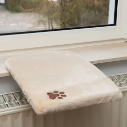 Plüschi kattepude til vindueskarmen