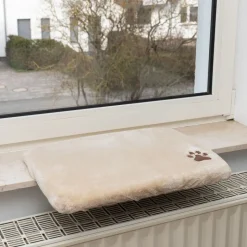 Plüschi kattepude til vindueskarmen